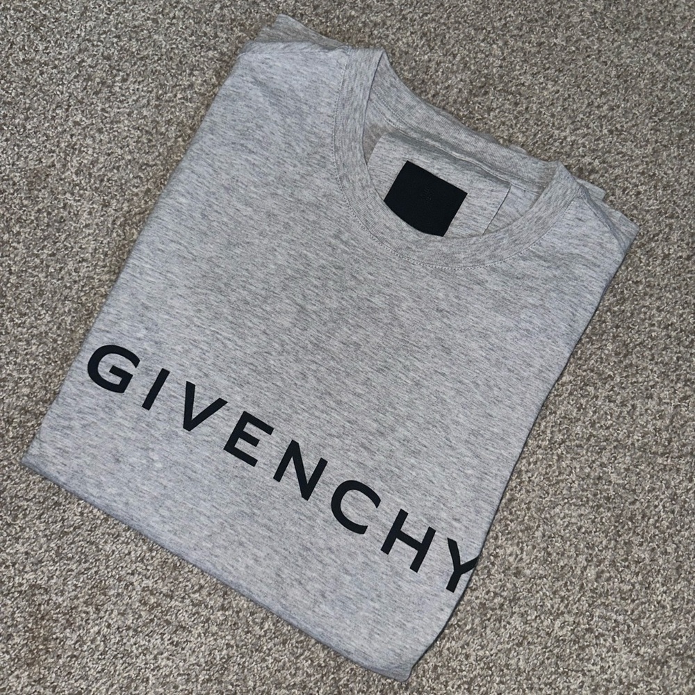 Men’s Givenchy t-shirt size small. Great condition, like new.